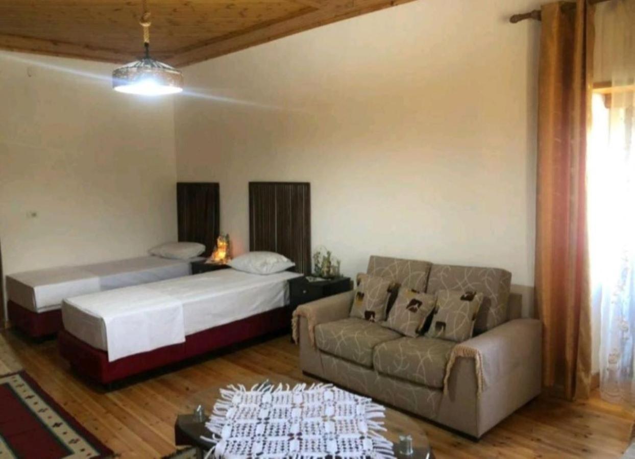 MiziriGuestHouse Gjirokastër Eksteriør billede