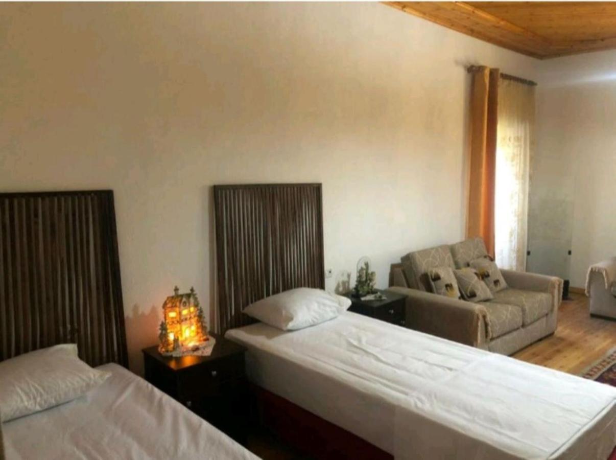 MiziriGuestHouse Gjirokastër Eksteriør billede